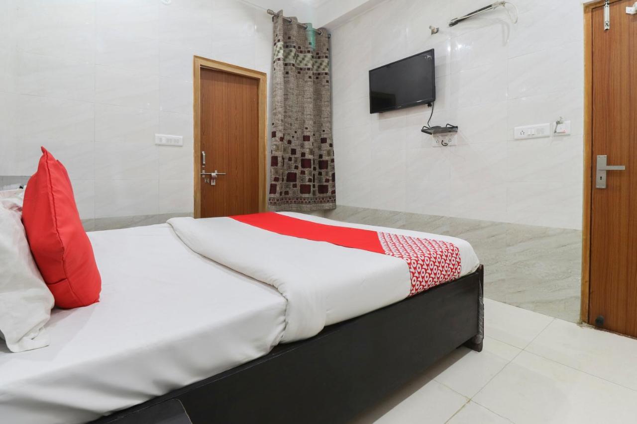 Hotel Oyo 69378 Trilok Dham Vrindāvan Exterior foto